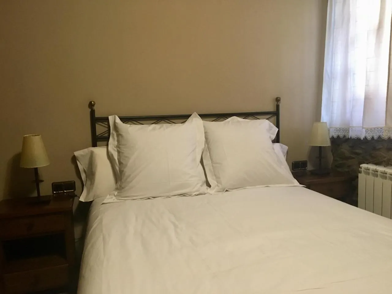 Vendégház Hostal D'Escadarcs Aviá Spanyolország